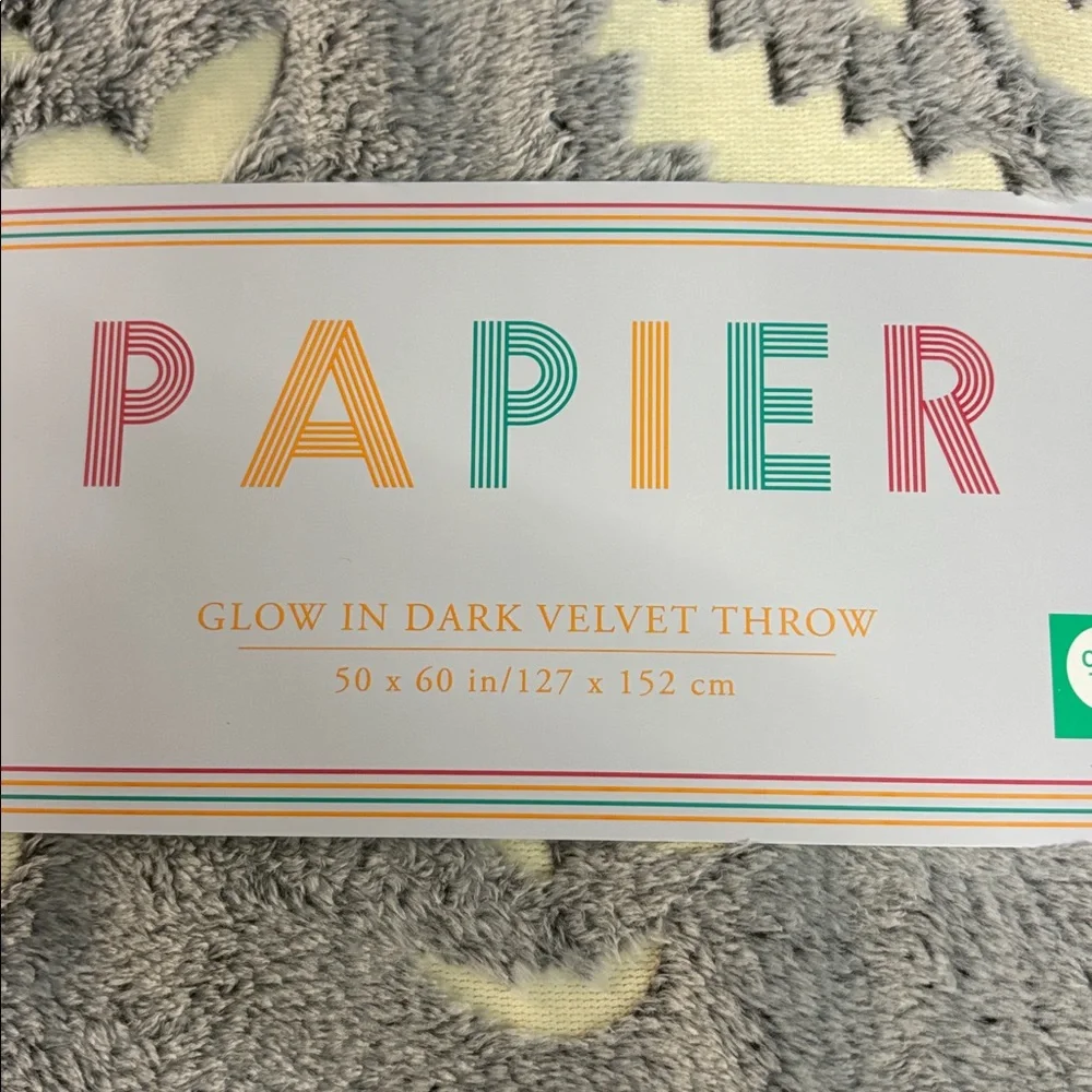 Papier NEW Glow in the Dark Velvet Throw Eyes Mouth Halloween 50 x 60 Polyester